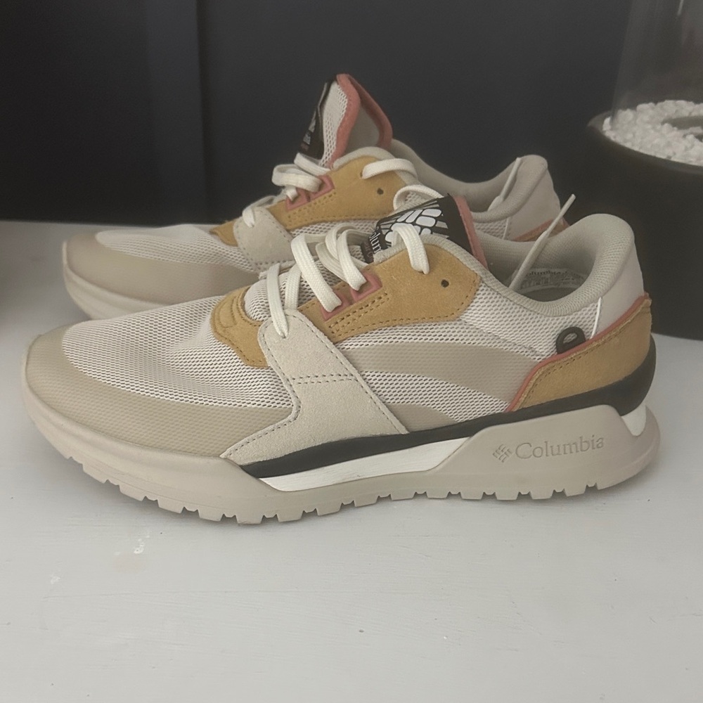 Columbia Men's Cream and Tan Sneakers